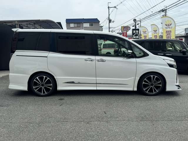 Toyota Voxy 8