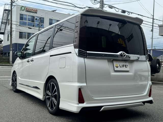 Toyota Voxy 9