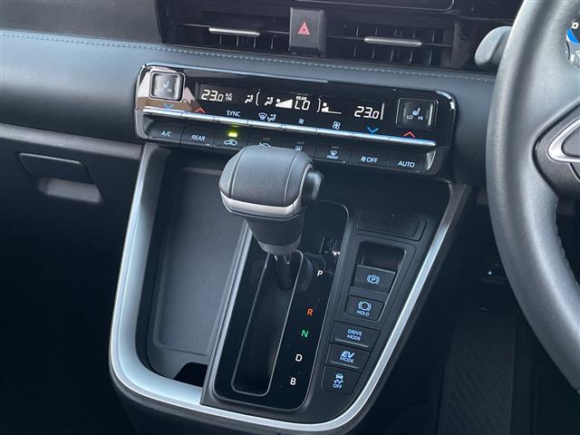 Toyota Voxy 11