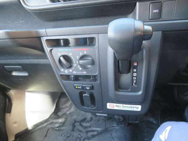 Daihatsu Hijet Cargo 12