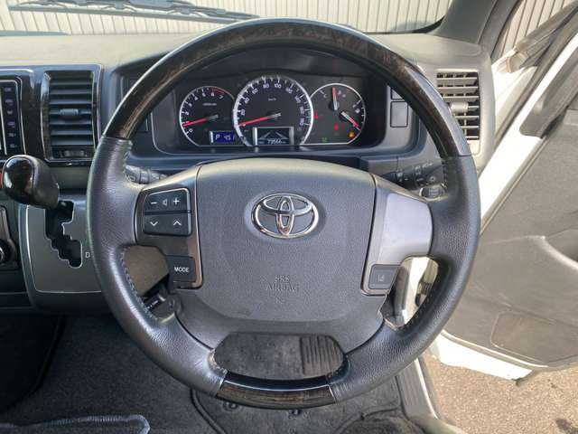 Toyota Hiace Van 12