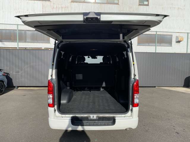 Toyota Hiace Van 9
