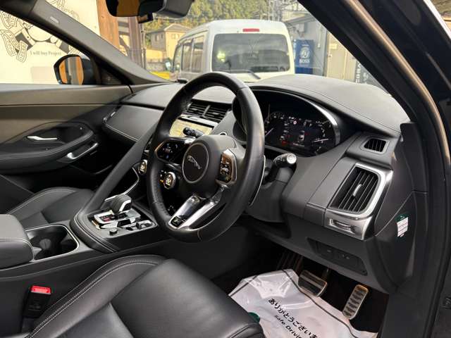 Jaguar E-Pace 12
