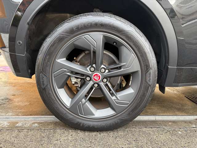 Jaguar E-Pace 9