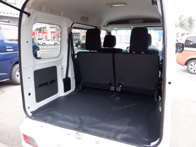 Daihatsu Hijet Cargo 12