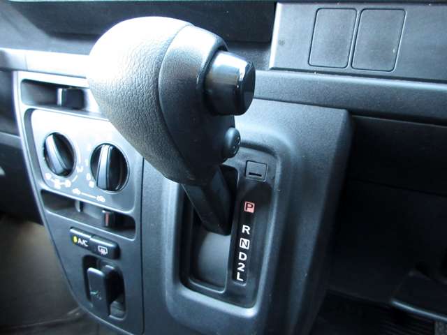 Daihatsu Hijet Cargo 9