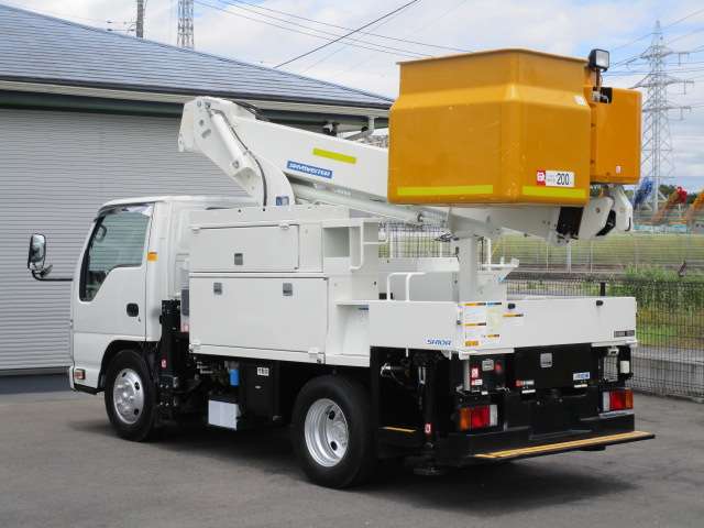 Isuzu Elf 3