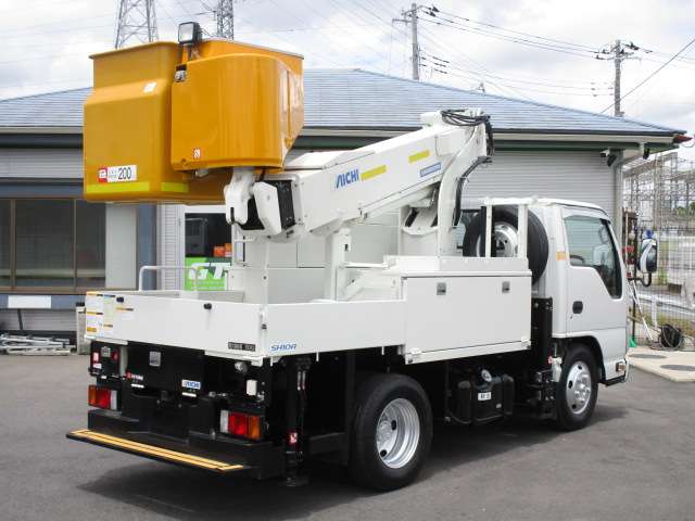 Isuzu Elf 4