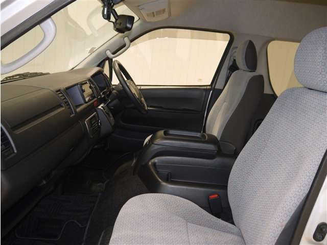 Toyota Hiace Commuter 6