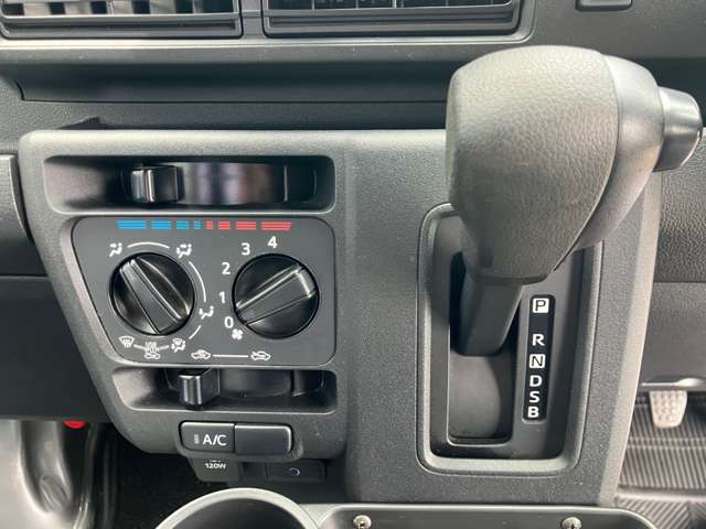 Daihatsu Hijet Deck Van 11
