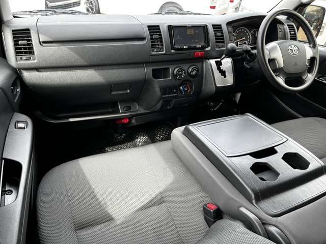 Toyota Hiace Van 8