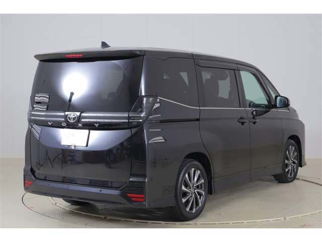Toyota Voxy 3