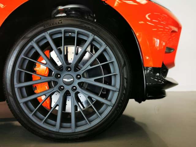 Aston Martin DBX 4