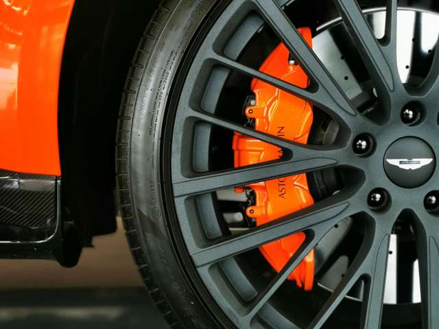 Aston Martin DBX 6