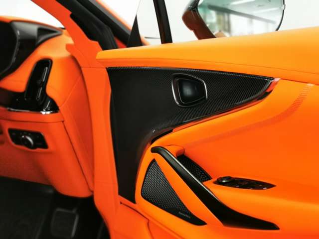 Aston Martin DBX 8