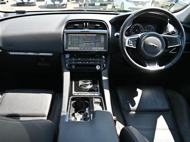 Jaguar F-Pace 4