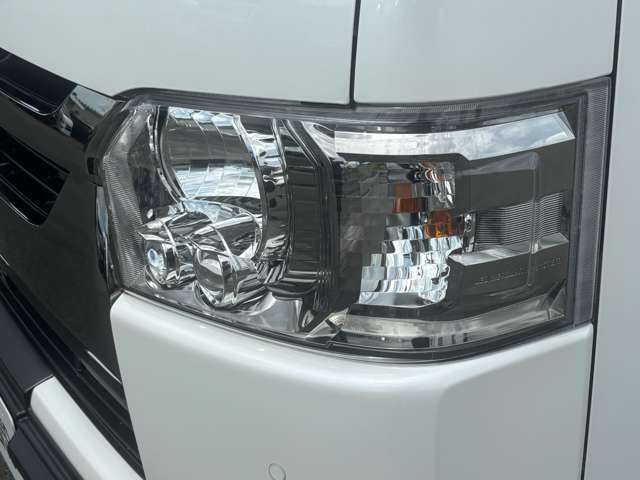 Toyota Hiace Van 7
