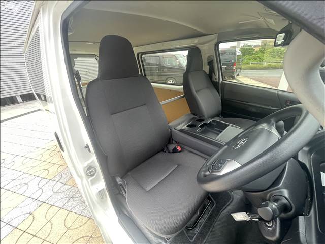 Toyota Hiace Van 11