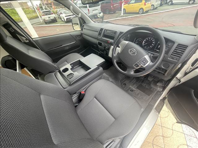 Toyota Hiace Van 10