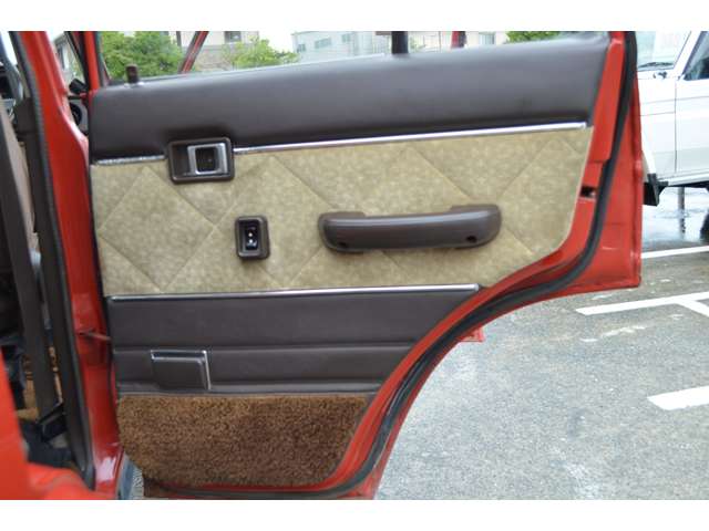 Toyota Land Cruiser 60 12