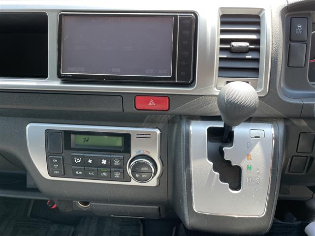 Toyota Hiace 4
