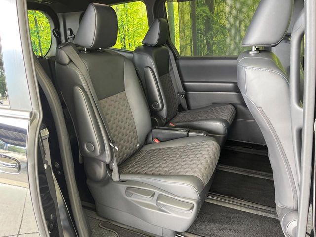 Toyota Voxy 10
