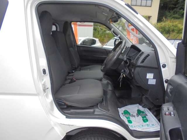 Toyota Hiace Van 7