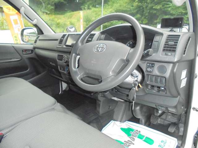 Toyota Hiace Van 8