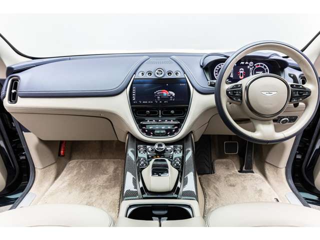 Aston Martin DBX 2