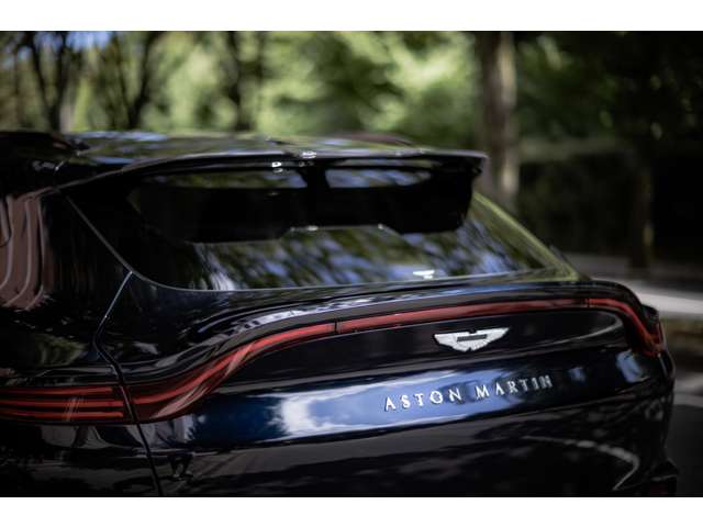 Aston Martin DBX 8