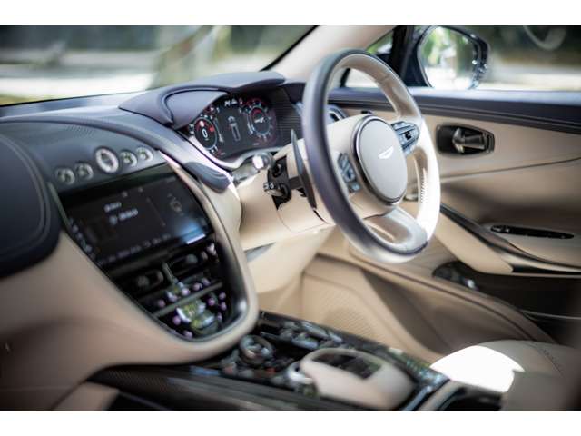 Aston Martin DBX 9