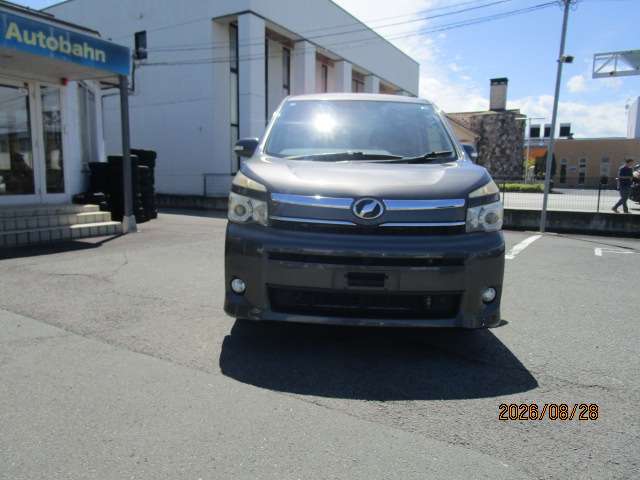 Toyota Voxy 2