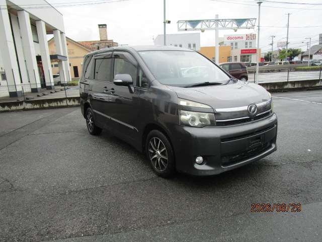 Toyota Voxy 3