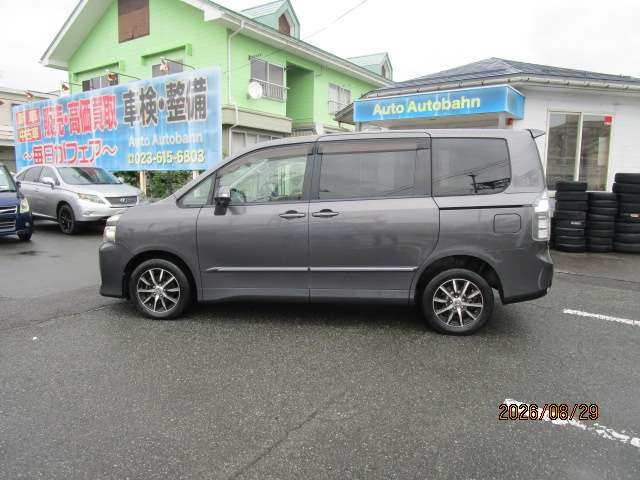 Toyota Voxy 4