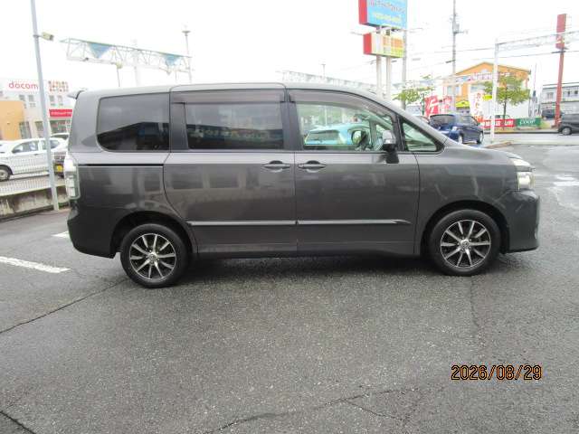 Toyota Voxy 5