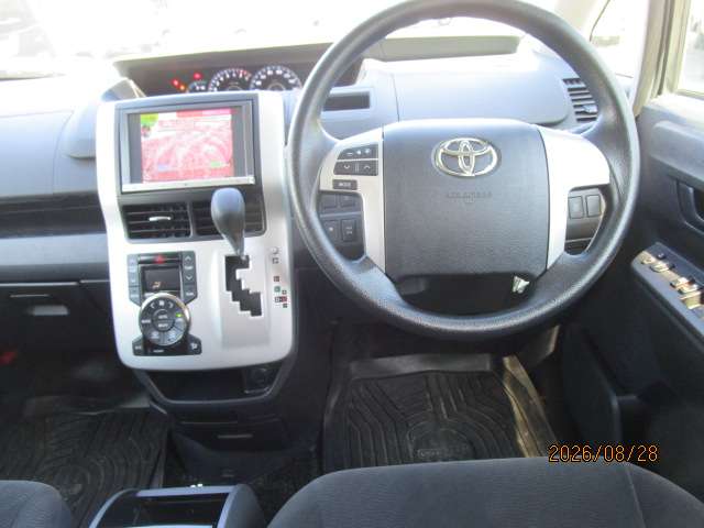 Toyota Voxy 8