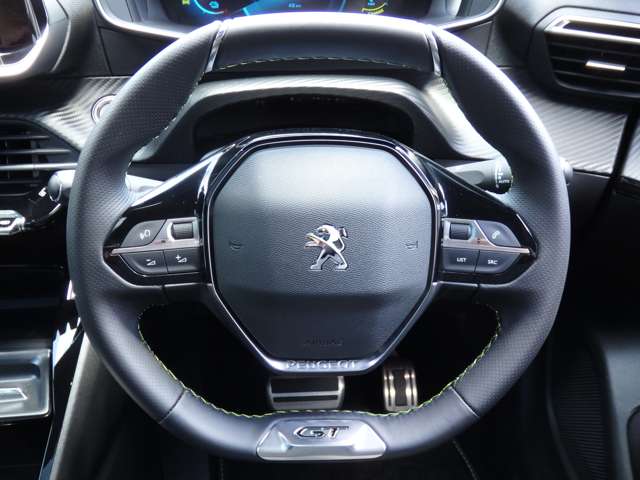 Peugeot SUV e-2008 8