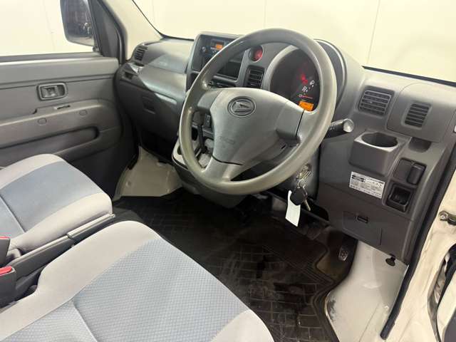 Daihatsu Hijet Cargo 12