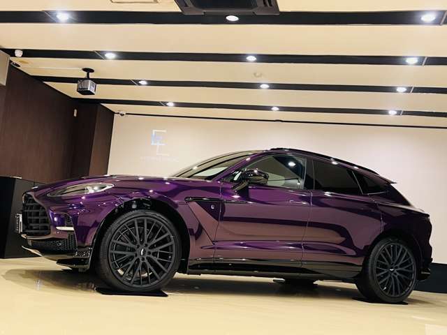 Aston Martin DBX 5