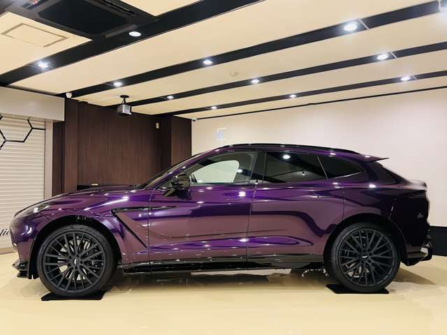 Aston Martin DBX 6