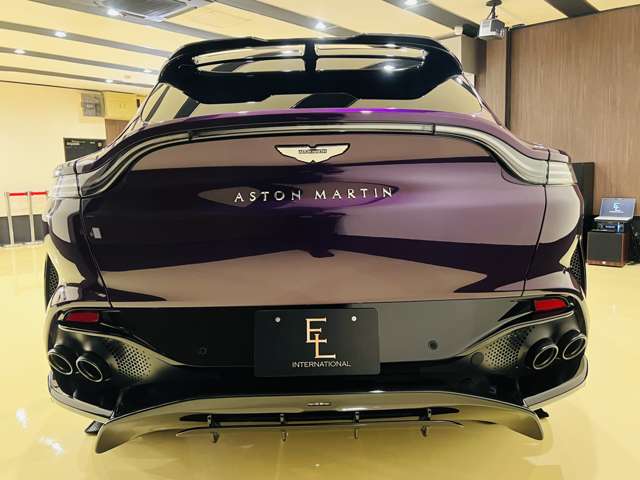 Aston Martin DBX 8