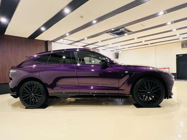 Aston Martin DBX 10