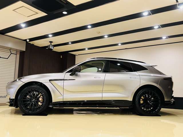 Aston Martin DBX 5