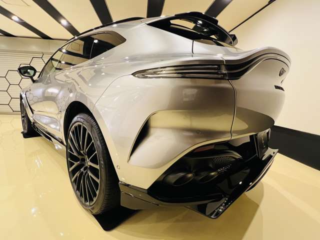 Aston Martin DBX 6