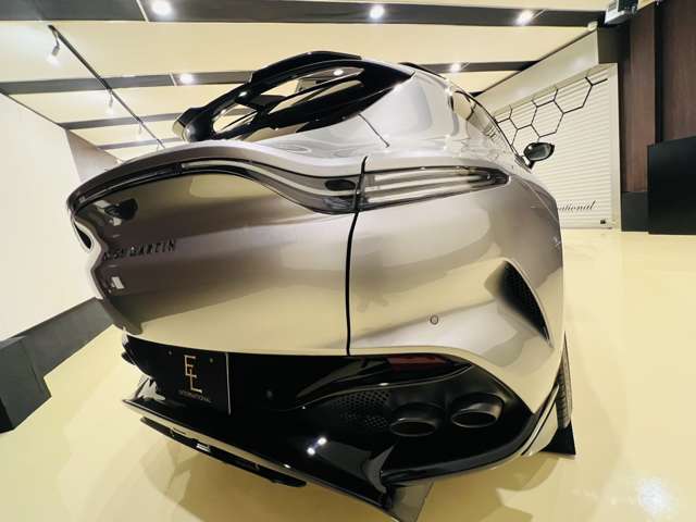 Aston Martin DBX 8