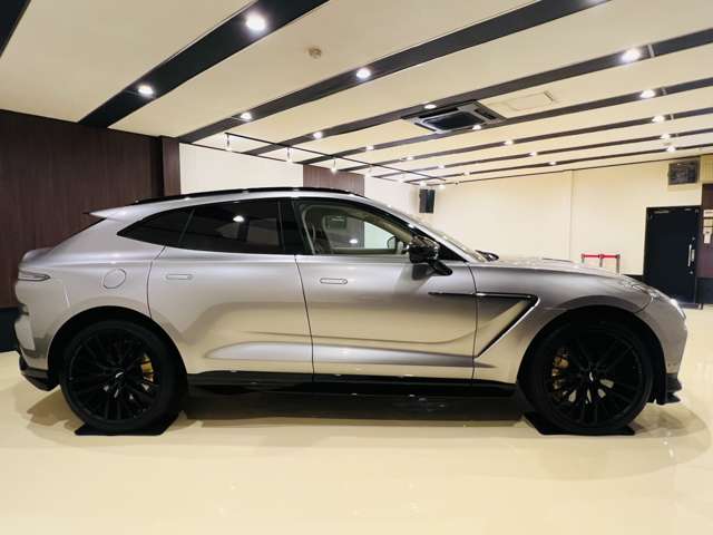 Aston Martin DBX 9