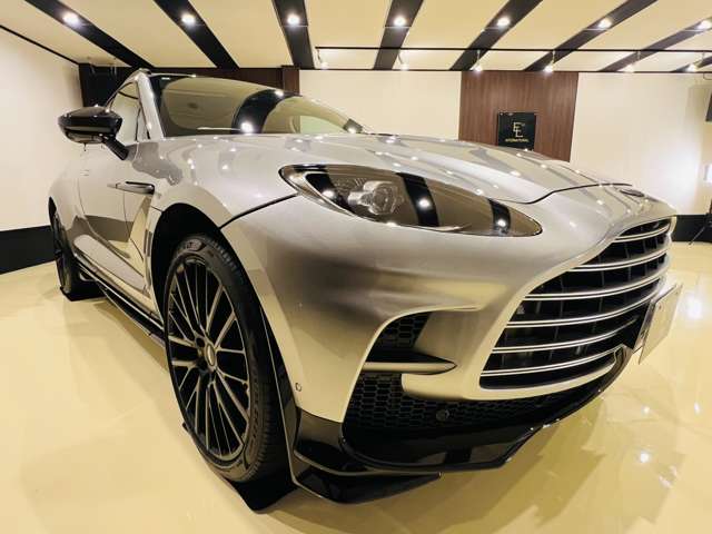 Aston Martin DBX 10