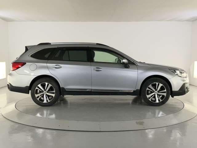 Subaru Legacy Outback 11