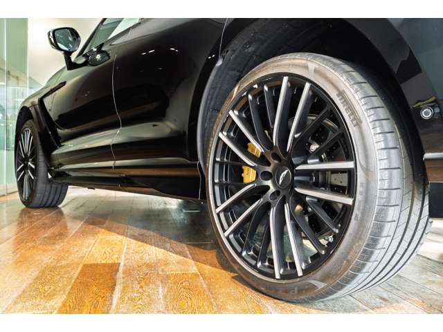 Aston Martin DBX 12