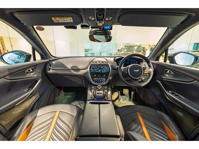 Aston Martin DBX 2